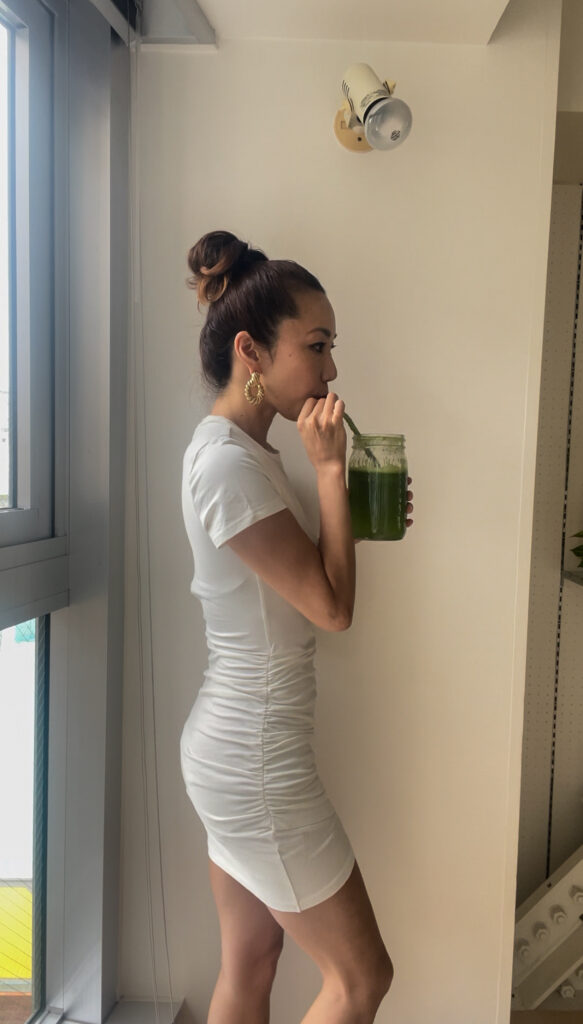 実際に私が作ったきゅうりジュースを飲んでいる画像